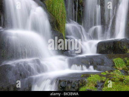 Cascata sotto il vecchio uomo di Storr, vicino a Portree, Isola di Skye, Highland, Scotland, Regno Unito, Europa Foto Stock