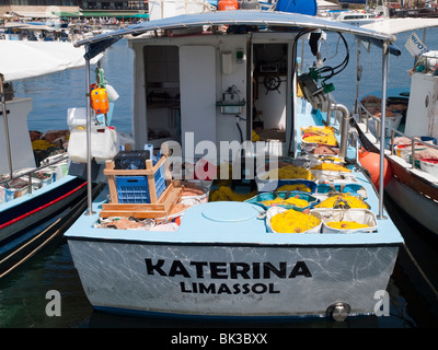 Una barca da pesca nel porto di Paphos, Cipro Europa Foto Stock