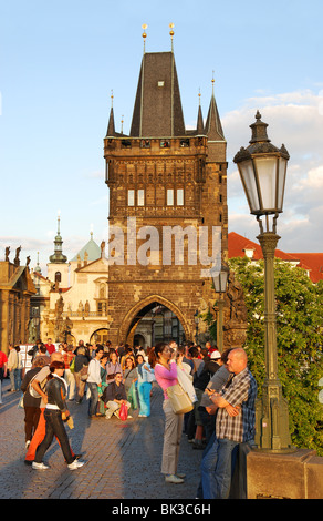 I turisti sul Ponte Carlo a Praga. Vista la torre del ponte della città vecchia Foto Stock