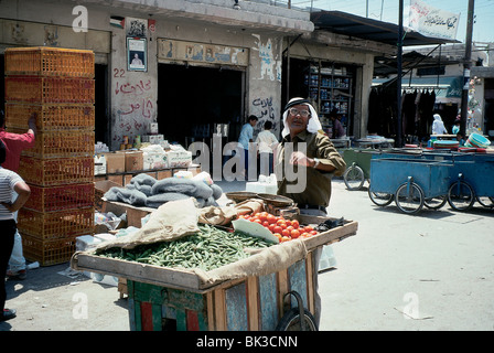 Fornitore di giordani in corrispondenza di un supporto vegetale in Amman, Giordania. Foto Stock