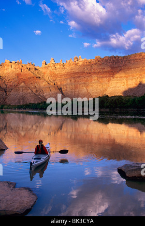 Una donna Orologi la luce del sole la casa di bambola sopra Fondo spagnolo su Colorado Rive nel Parco Nazionale di Canyonlands, Utah. Foto Stock