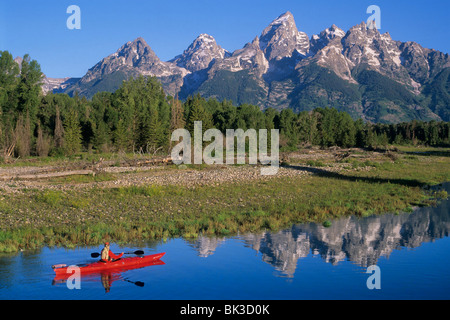 Il kayak sul fiume Snake al di sotto di Grand Teton picco nel Parco Nazionale di Grand Teton, Wyoming Foto Stock