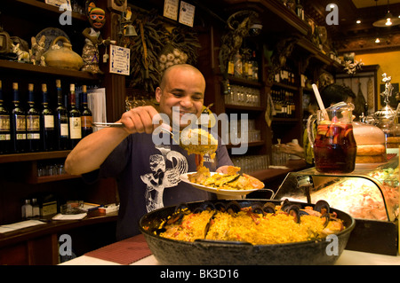 La paella Paela Taberna La Fragua De Vulcano Vecchia Madrid Spagna Tapas Bar Ristorante Foto Stock