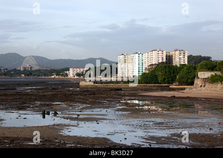 Vista della Torre di blocchi in El Chorrillo a bassa marea dal Casco Viejo, Ponte delle Americhe in sfondo , Città di Panama , Panama Foto Stock