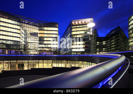 Più Londra "Il convogliatore' edifici per uffici di notte in questo moderno sviluppo sulle rive del fiume Tamigi. Foto Stock