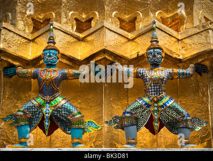 Guardiano mitico demoni o Yaksha il supporto di base di una golden Chedi di Wat Phra Kaew, il Grand Palace, Bangkok, Thailandia Foto Stock