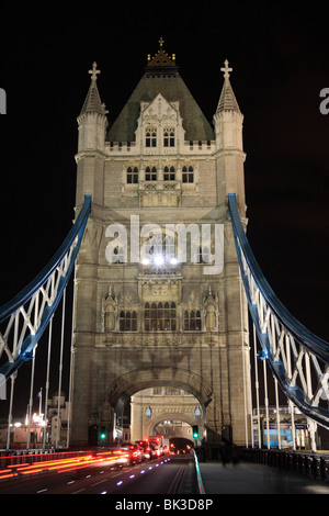 "London Tower Bridge' durante la notte con il traffico trail luci come auto vanno oltre il ponte, England Regno Unito Foto Stock