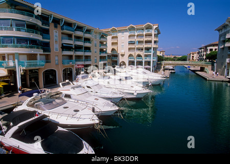 Il nuovo e moderno porto turistico di Frejus Foto Stock