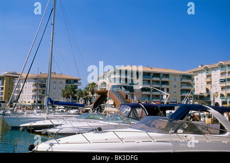 Il nuovo e moderno porto turistico di Frejus Foto Stock