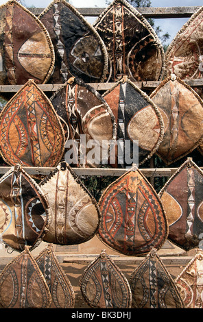 Maasai scudi sono fatte di capi di bestiame nascondi e distesa su legno curvato telai, Kenya Foto Stock