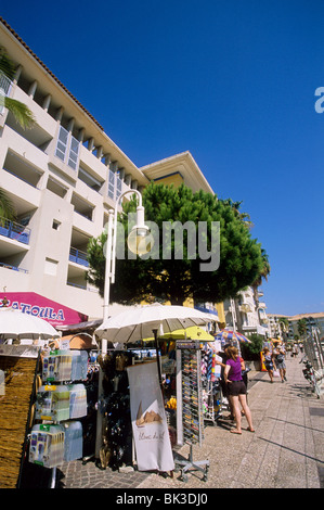 Il nuovo e moderno porto turistico di Frejus con negozio di souvenir Foto Stock