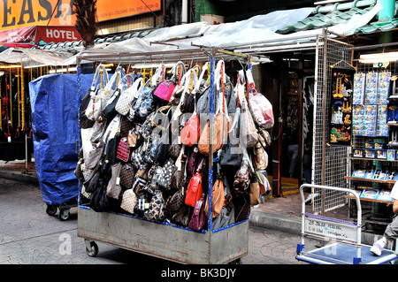 Falsi Louis Vuitton borse, Chinatown, Kuala Lumpur, Malesia Foto Stock