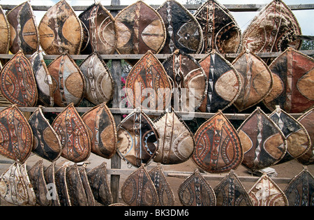 Maasai scudi sono fatte di capi di bestiame nascondi e distesa su legno curvato telai, Kenya delle cornici in legno, Kenya Foto Stock