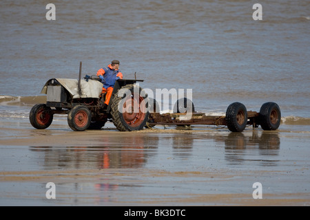 Il trattore sulla spiaggia Foto Stock