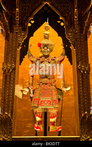 Marionette Thai sul display al Teatro Aksra a Bangkok, in Thailandia. Foto Stock