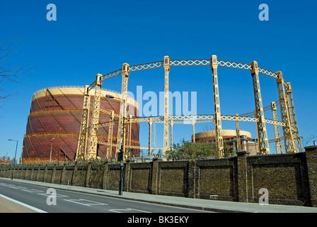 Pieno e vuoto gasometri nelle sabbie fine, Fulham, Londra, Inghilterra Foto Stock