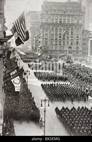 Truppe americane marciando verso il basso Fifth Avenue a New York il loro ritorno in Europa dopo la Prima Guerra Mondiale. Foto Stock