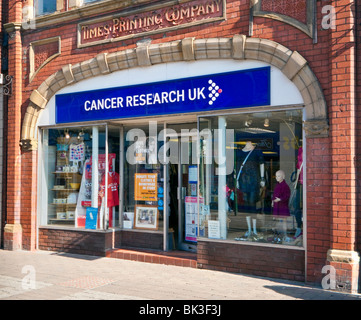 Negozio di carità, England, Regno Unito - La ricerca sul cancro Foto Stock