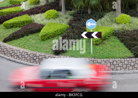 Taxi percorrendo una rotatoria a Hong Kong, Cina. Foto Stock