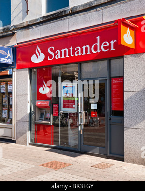 Santander filiale di banca con segni e il logo in Inghilterra, Regno Unito Foto Stock