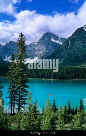 Kayak sul Lago di uccelli acquatici lungo la Icefields Parkway nelle Montagne Rocciose Canadesi del Parco Nazionale di Banff, Alberta, Canada. Foto Stock