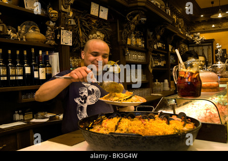 La paella Paela Taberna La Fragua De Vulcano Vecchia Madrid Spagna Tapas Bar Ristorante Foto Stock