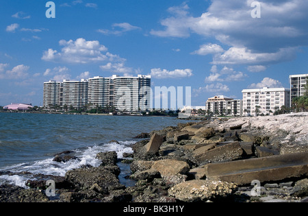 Van Wezel Performing Arts Hall a distanza con elevato aumento di alloggiamento di sviluppo sulla Baia di Sarasota, Florida Foto Stock