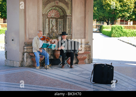 Musicisti di strada nel padiglione per la dea Diana (Dianatempel) nella corte giardino (Hofgarten) a Monaco di Baviera Foto Stock