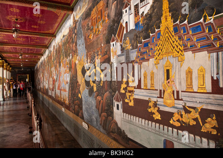 Murale nel Grand Palace; Bangkok, Tailandia. Foto Stock