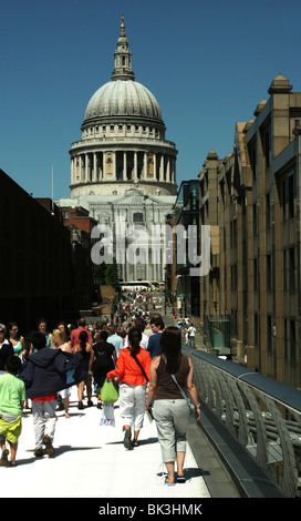 Passeggiate turistiche verso la Cattedrale di St Paul. Foto Stock