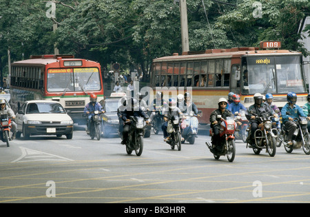 Motociclette e scooters, e il traffico a Bangkok, in Thailandia Foto Stock