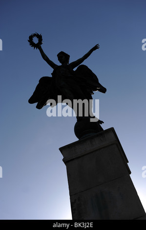 Angelo statua che tiene una corona, Memoriale di guerra Foto Stock