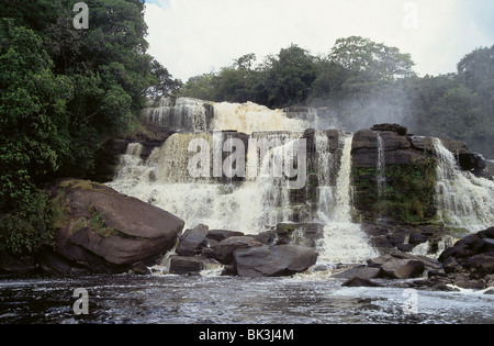 Il fiume Carrao cascades over Hacha cade con sfumatura marrone di acqua proveniente da tannini lisciviato dalla foresta circostante