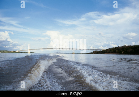 Riattivazione di una imbarcazione, in background è la Angostura sospensione ponte sopra il fiume Orinoco a Ciudad Bolivar, Venezuela Foto Stock