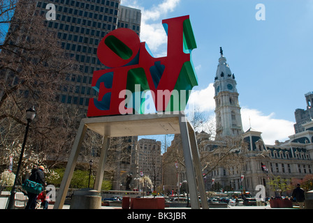 Una delle versioni di Robert Indiana di 'amore' scultura in amore Park (JFK PLaza) nel centro di Philadelphia, PA Foto Stock