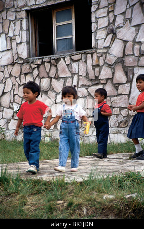 Gli studenti presso il Villaggio Indiano Scuola, Capuchina Missione, Venezuela Foto Stock