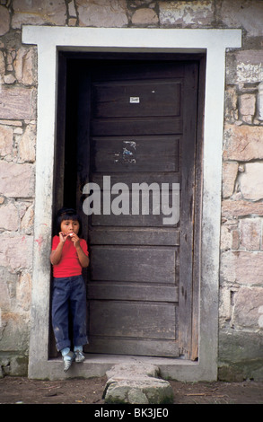 Bambino di mangiare uno spuntino presso il Villaggio Indiano Scuola, Capuchina Missione, Venezuela Foto Stock