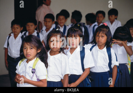 Indian Village School e Capuchina Mission studenti in Uniforms, Venezuela, Sud America Foto Stock