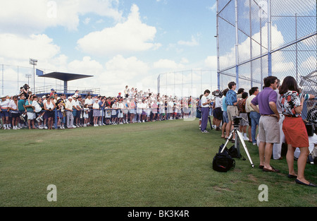 Gli appassionati di baseball alla ricerca di Michael Jordan in primavera la formazione con la Chicago White Sox, Florida Foto Stock