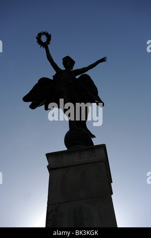 Angelo statua che tiene una corona, Memoriale di guerra Foto Stock