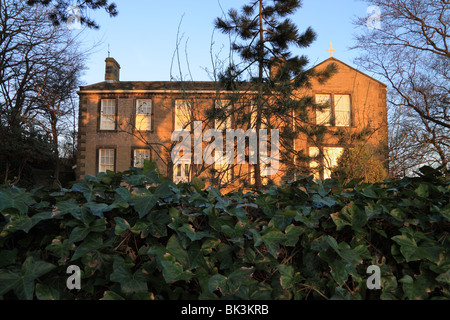 Il Bronte Parsonage Museum, una volta a casa per le sorelle Bronte, in Haworth, West Yorkshire, Inghilterra, Regno Unito Foto Stock