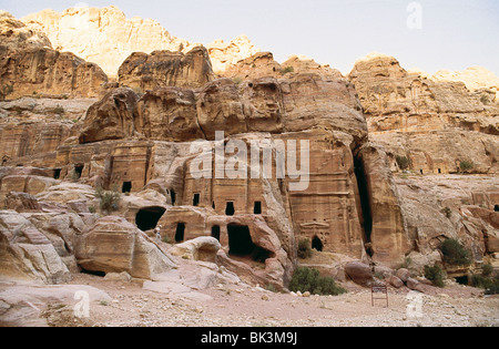 Tombe rupestri nell'antica città di Petra, Giordania Foto Stock