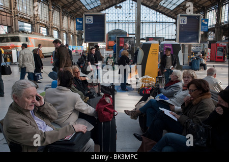 Parigi, Francia, folla anziani in attesa 'Gare d'Austerlitz' SNCF Stazione ferroviaria storica, piattaforma, anziani seduti, turismo Foto Stock