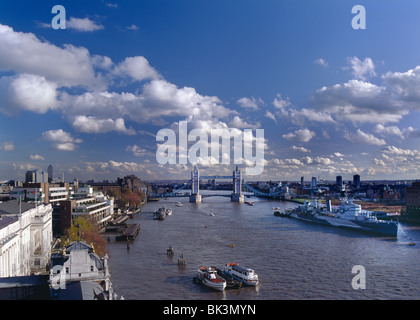 Archivio HMS Belfast TOWER BRIDGE degli anni novanta immagine del Tower Bridge di Londra e il fiume Tamigi guardando a valle dal London Bridge punto di vista office London REGNO UNITO Foto Stock