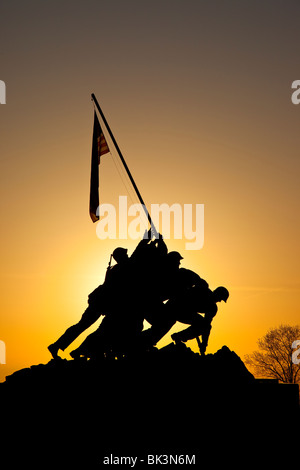 Sunrise silhouette all'Iwo Jima Memorial, Arlington Virgina USA Foto Stock