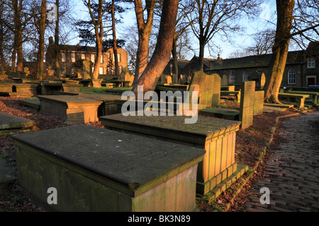 Il Bronte Parsonage Museum, una volta a casa per le sorelle Bronte, dal cimitero di St Michaels e tutti gli angeli, Haworth Foto Stock