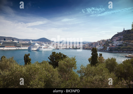 Navi da crociera nel porto di Kusadasi come visto da di Pigeon Island Foto Stock