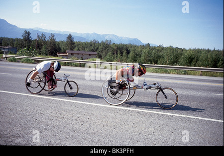 I ciclisti disabili lungo una strada in Alaska Foto Stock