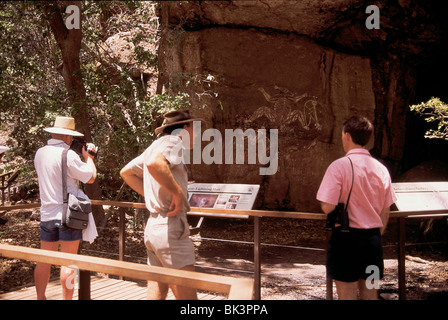 I turisti a Nourlangie Rock nel Parco Nazionale Kakadu, vicino a Darwin, in Australia nel Territorio del Nord Foto Stock