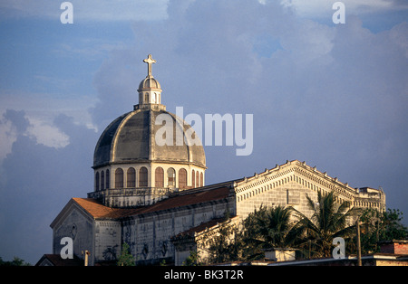 Particolare architettonico e cupola dell'Iglesia de Jesús de Miramar nell'Arcidiocesi di San Cristobal de la Habana, l'Avana, Cuba Foto Stock